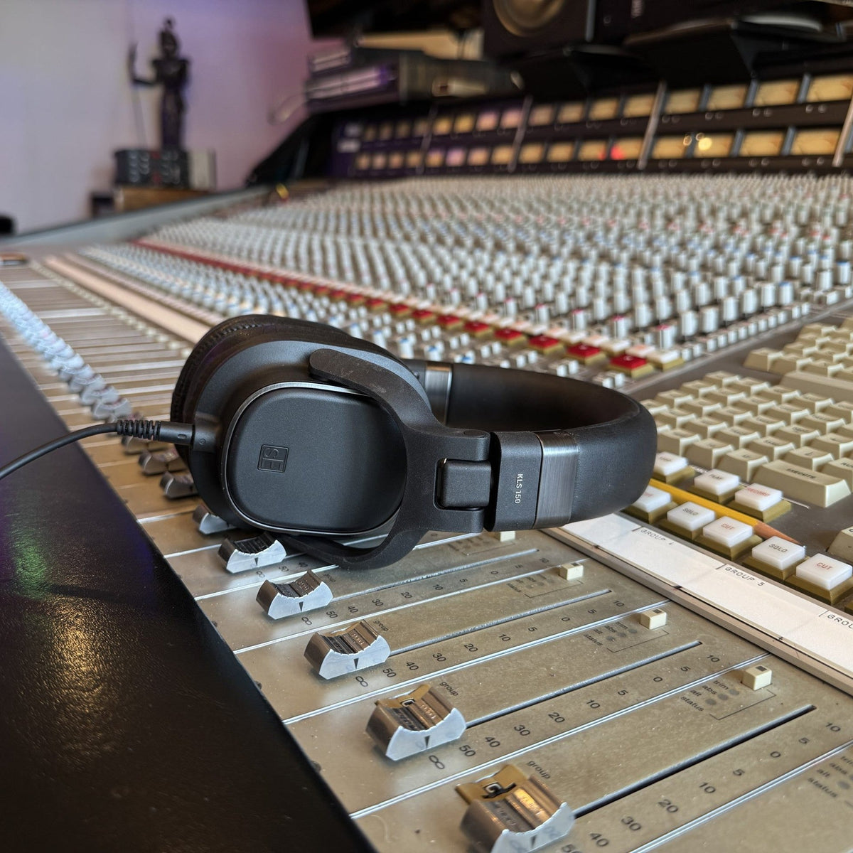 sE Electronics KLS 150 on a mixing console