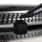 Reloop Premium Stylus Brush for record cleaning, featuring soft bristles to safely remove dust from turntable stylus.