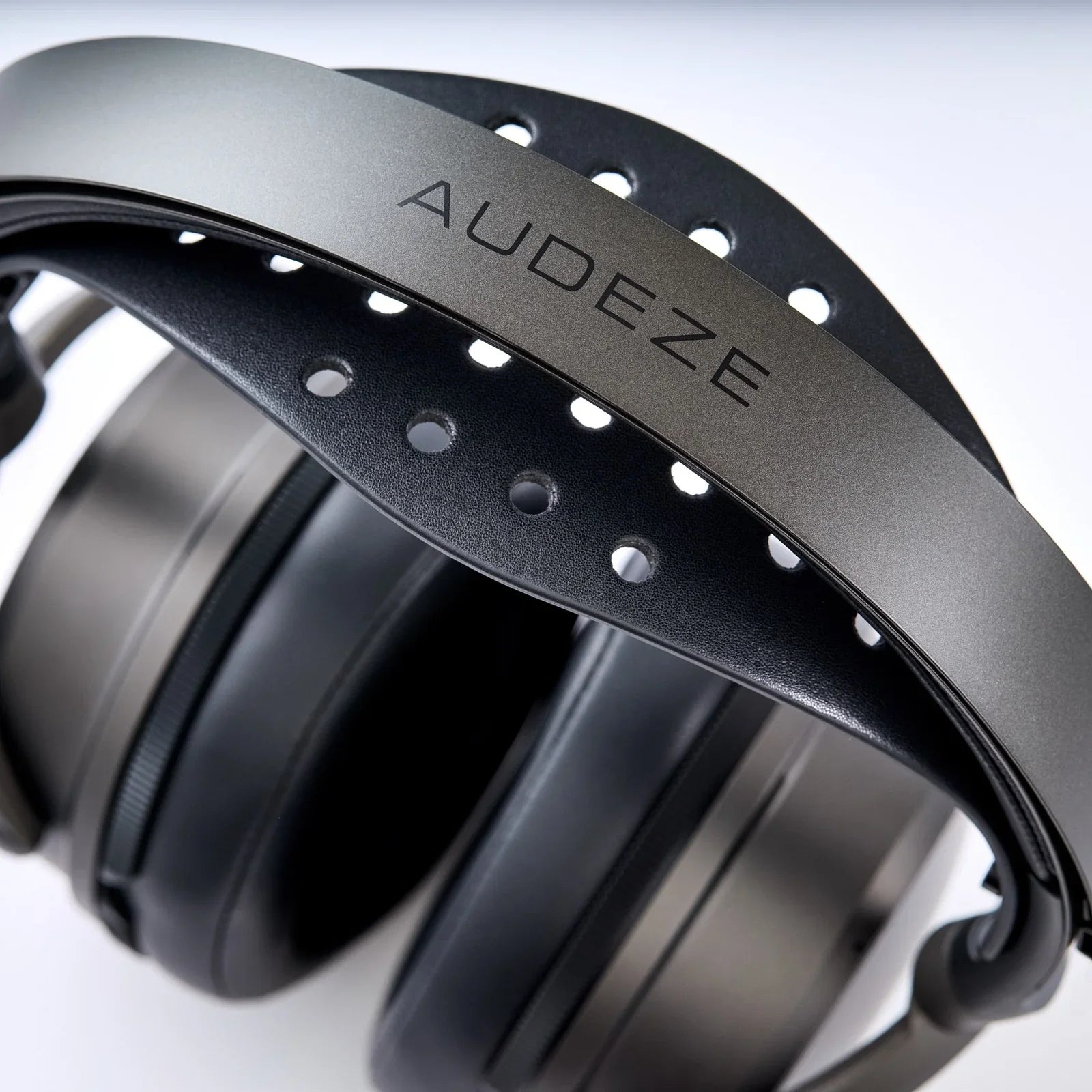 Audeze Maxwell 2 ANC (PlayStation Edition) headband detail