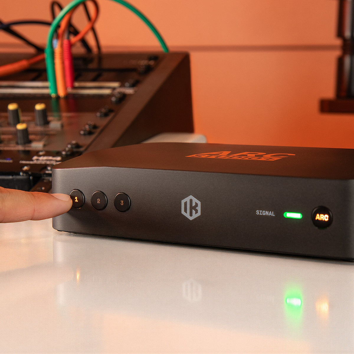 IK Multimedia ARC Studio+, selecting a Scene on the front panel
