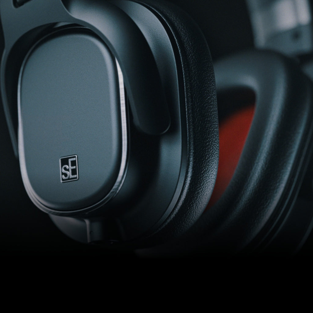sE Electronics KLS 150 earcup and leatherette pad close-up